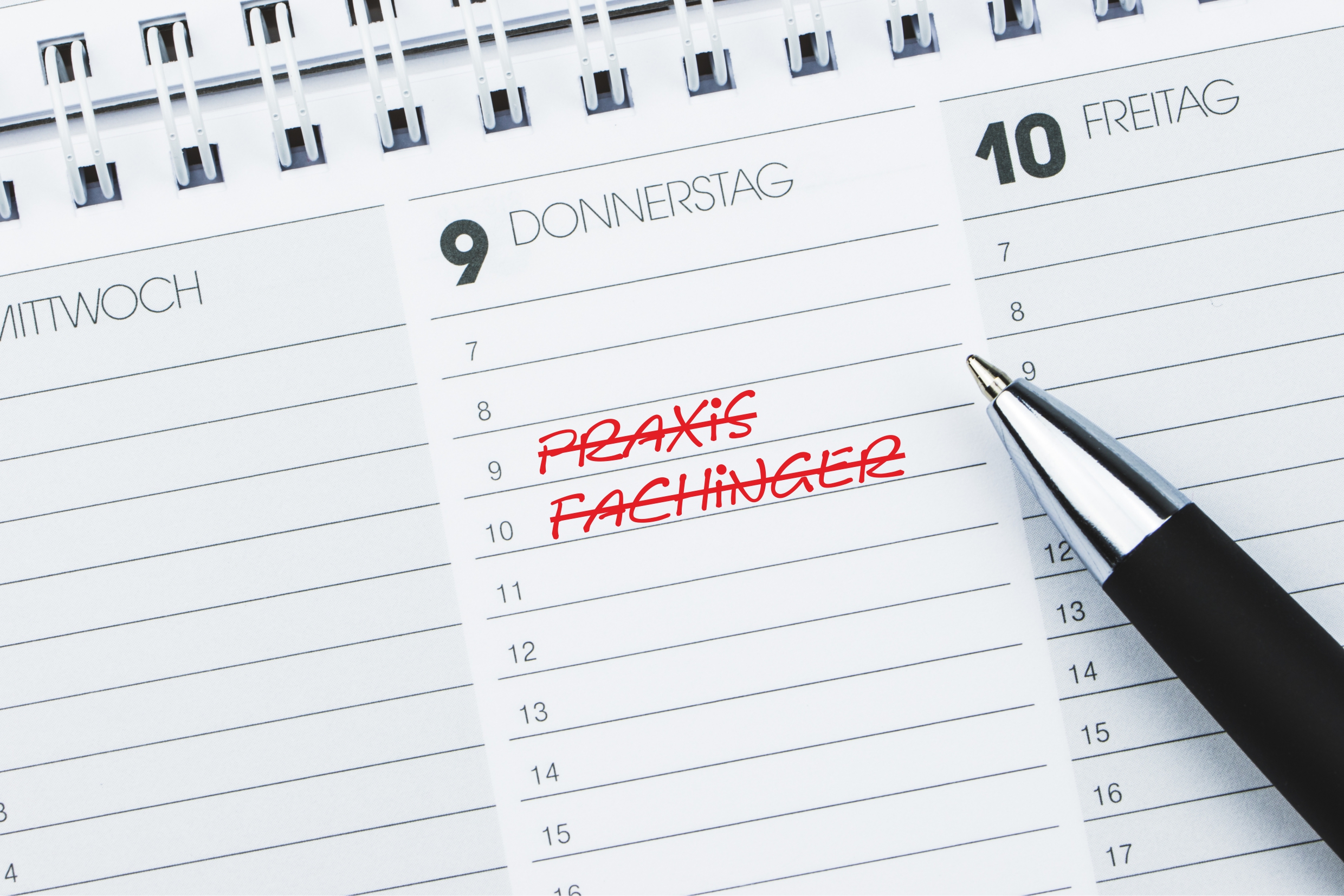 Kugelschreiber neben einem durchgestrichenem Termineintrag "Praxis Fachinger" im Kalender